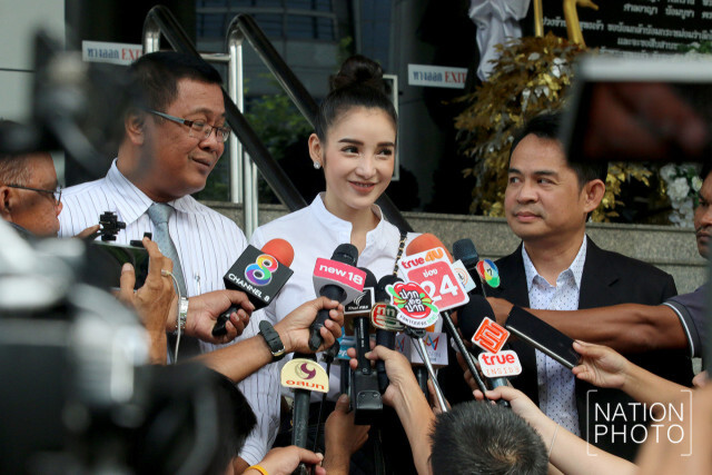 "แพท" รายงานตัวศาลคดีสมคบฟอกเงินยาเสพติด