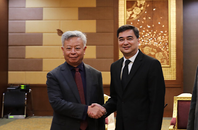 "อภิสิทธิ์"หารือประธานAIIB หนุนพัฒนาโครงสร้างพื้นฐานไทย