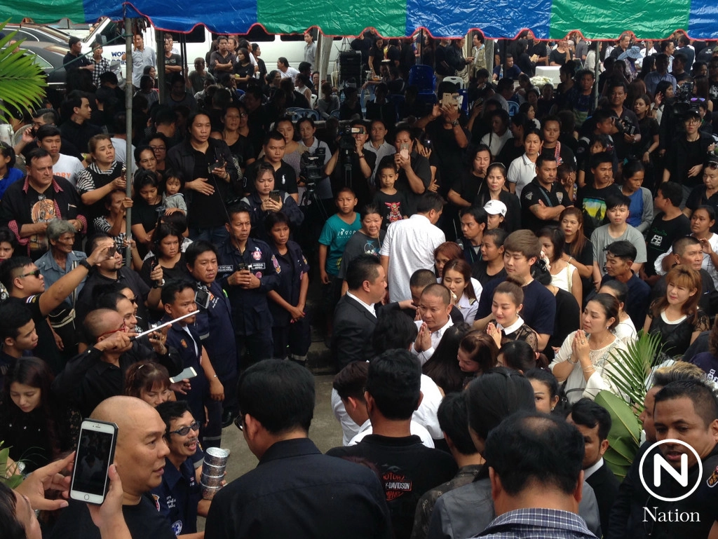 เพื่อนศิลปินตลกร่วมเผา "แวว จ๊กมก" แน่นวัด