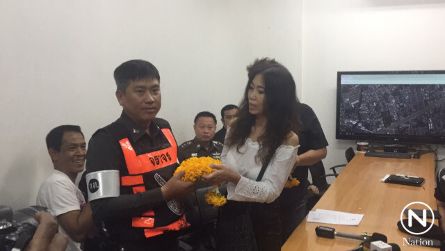 มอบตัวแล้ว! เจ้าของเบนซ์ป้ายแดงขับรถเฉี่ยวตร.