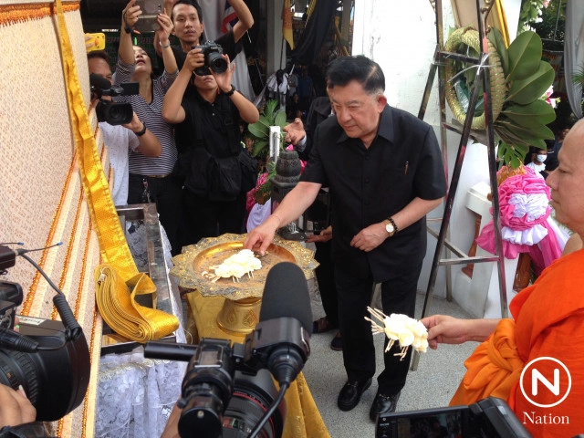 เพื่อนศิลปินตลกร่วมเผา "แวว จ๊กมก" แน่นวัด