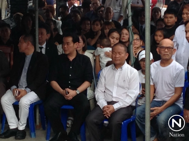 เพื่อนศิลปินตลกร่วมเผา "แวว จ๊กมก" แน่นวัด