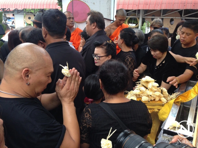 เพื่อนศิลปินตลกร่วมเผา "แวว จ๊กมก" แน่นวัด