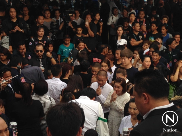 เพื่อนศิลปินตลกร่วมเผา "แวว จ๊กมก" แน่นวัด