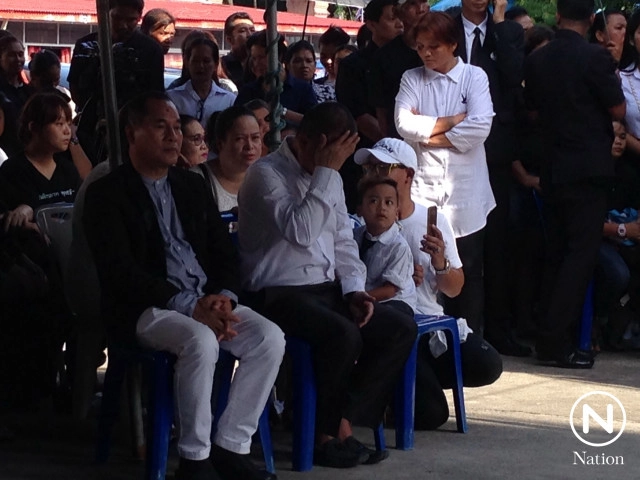 เพื่อนศิลปินตลกร่วมเผา "แวว จ๊กมก" แน่นวัด