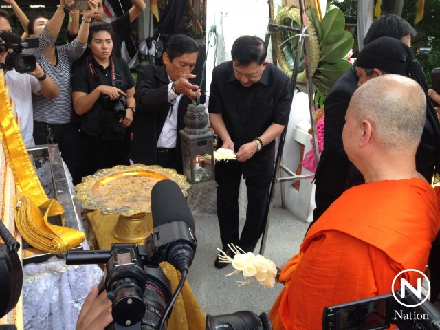 เพื่อนศิลปินตลกร่วมเผา "แวว จ๊กมก" แน่นวัด