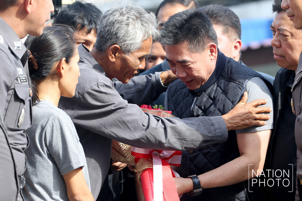 ภาพชุด พ่อตาผู้ใหญ่บ้าน ขอบคุณ ผบ.ตร.
จับกุมผู้ต้องหาคดีฆ่ายกครัว8ศพ ภาพชุด พ่อตาผู้ใหญ่บ้าน ขอบคุณ ผบ.ตร.
จับกุมผู้ต้องหาคดีฆ่ายกครัว8ศพ