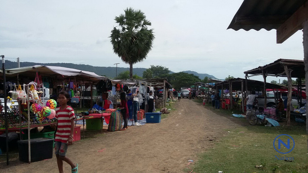 ตลาดนัดชายแดนซบเซาหนัก
จากยอดขายอาทิตย์ละ 4-5 หมื่น
เหลือแค่วันละพันห้า!