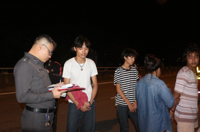 สลด!! สาวเซลฟี่บนทางด่วนถูกรถชนดับ คนขับอ้างมองไม่เห็นผู้ตาย