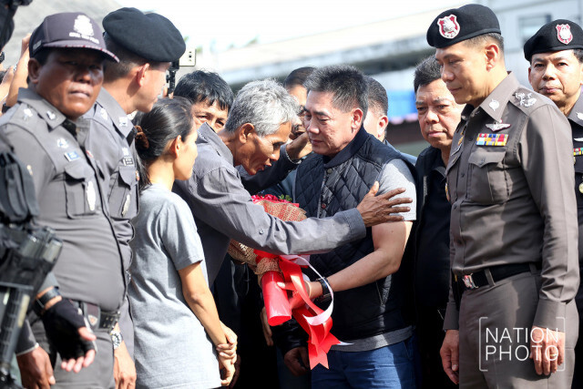 ภาพชุด พ่อตาผู้ใหญ่บ้าน ขอบคุณ ผบ.ตร.
จับกุมผู้ต้องหาคดีฆ่ายกครัว8ศพ