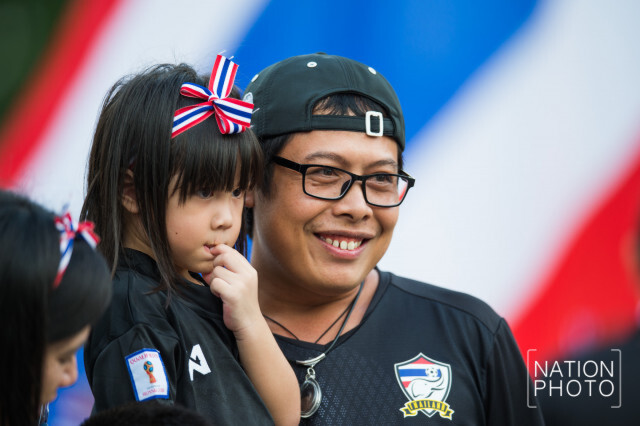 บรรยากาศกองเชียร์ทีมชาติไทย ก่อนการแข่งขันฟุตบอลชิงถ้วยพระราชทาน คิงส์คัพ ครั้งที่ 45 นัดชิงชนะเลิศ