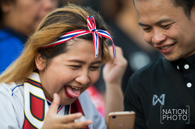 บรรยากาศกองเชียร์ทีมชาติไทย ก่อนการแข่งขันฟุตบอลชิงถ้วยพระราชทาน คิงส์คัพ ครั้งที่ 45 นัดชิงชนะเลิศ
