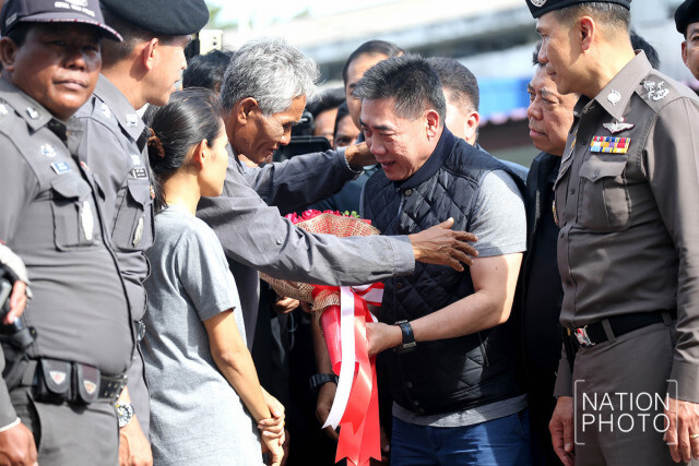 ภาพชุด พ่อตาผู้ใหญ่บ้าน ขอบคุณ ผบ.ตร.
จับกุมผู้ต้องหาคดีฆ่ายกครัว8ศพ