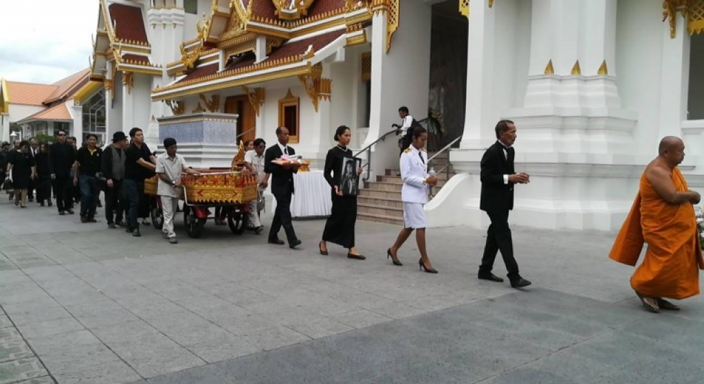 ภาพชุด เคลื่อนศพ"แหวน"ฐิติมา ไปยังเมรุ วัดธาตุทอง ภาพชุด เคลื่อนศพ"แหวน"ฐิติมา ไปยังเมรุ วัดธาตุทอง