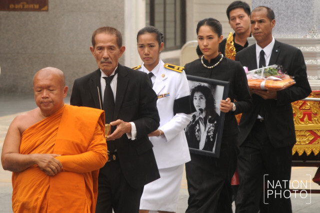 ภาพชุด เคลื่อนศพ"แหวน"ฐิติมา ไปยังเมรุ วัดธาตุทอง