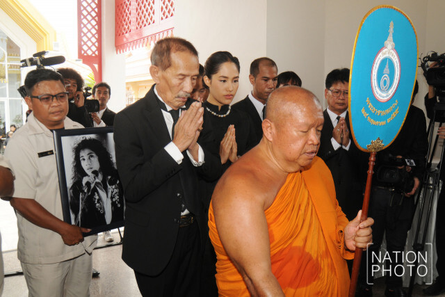 ภาพชุด เคลื่อนศพ"แหวน"ฐิติมา ไปยังเมรุ วัดธาตุทอง