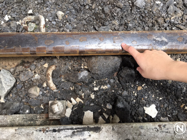 เจ้าหน้าที่รถไฟโร่แจ้งตำรวจ เอาผิดฝรั่งหนุ่มนำเหรียญวางบนรางรถไฟ