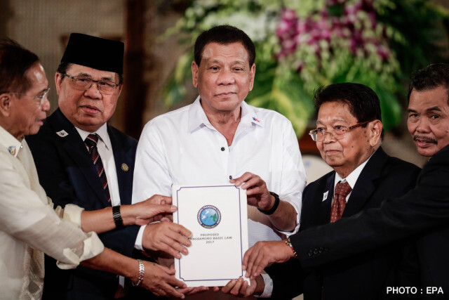 ฟิลิปปินส์เตรียมให้สิทธิชาวมุสลิมปกครองตนเอง แก้ปัญหาสู้รบแบ่งแยกประเทศ
