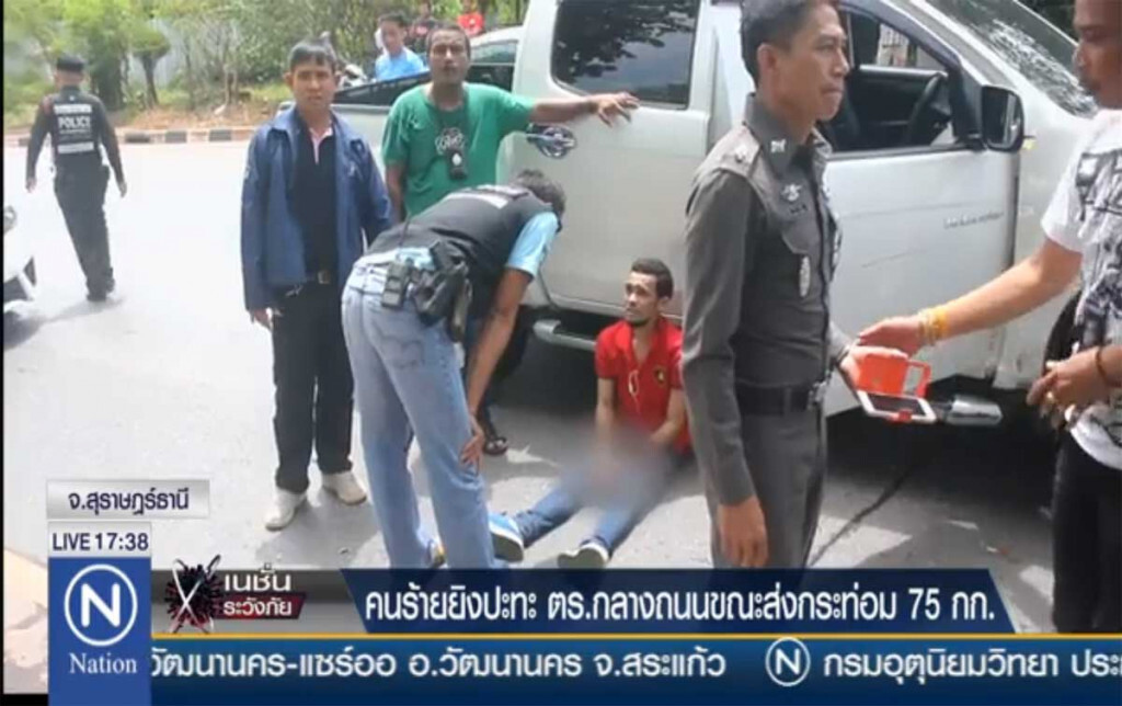 คนร้ายยิงปะทะตำรวจกลางถนน ขณะส่งกระท่อม 75 กก. คนร้ายยิงปะทะตำรวจกลางถนน ขณะส่งกระท่อม 75 กก.