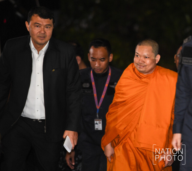 "เณรคำ" ถึงไทยแล้ว ดีเอสไอ นำตัวสอบคืนนี้