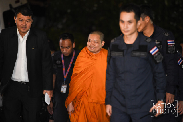 "เณรคำ" ถึงไทยแล้ว ดีเอสไอ นำตัวสอบคืนนี้