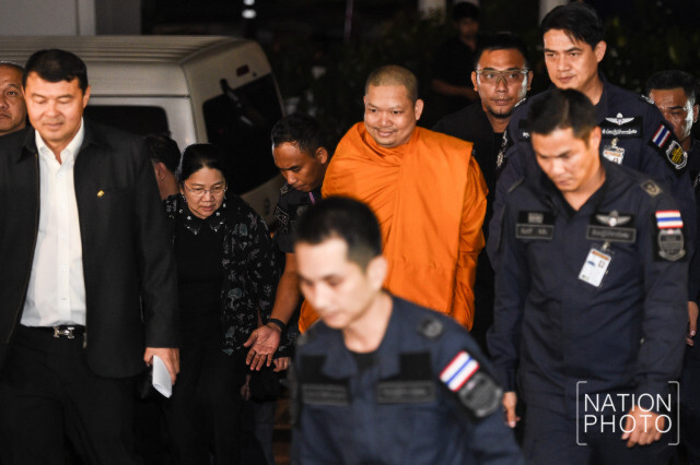 "เณรคำ" ถึงไทยแล้ว ดีเอสไอ นำตัวสอบคืนนี้