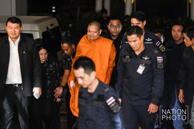 "เณรคำ" ถึงไทยแล้ว ดีเอสไอ นำตัวสอบคืนนี้