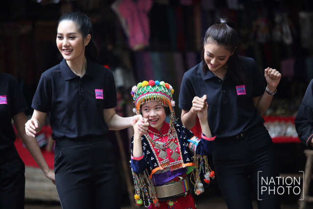 คึกคัก! (ภาพ)สาวงามมิสยูนิเวิร์สไทยแลนด์ 2017 ร่วมประเพณีโล้ชิงช้า 7ชนเผ่า