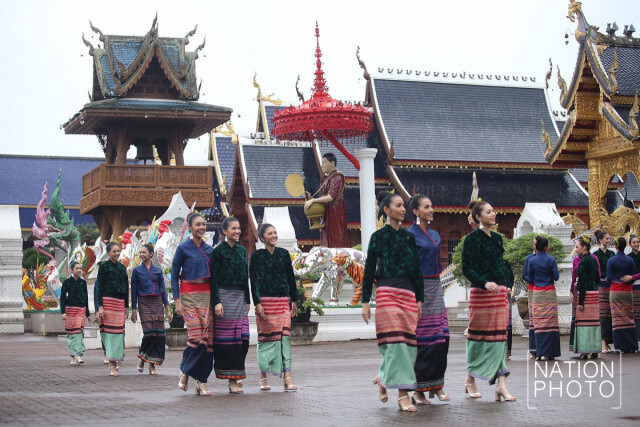 (ภาพ)สาวงามมิสยูนิเวิร์สไทยแลนด์ 2017 เยี่ยมชมวัดเด่นสะหลีศรีเมืองแกน