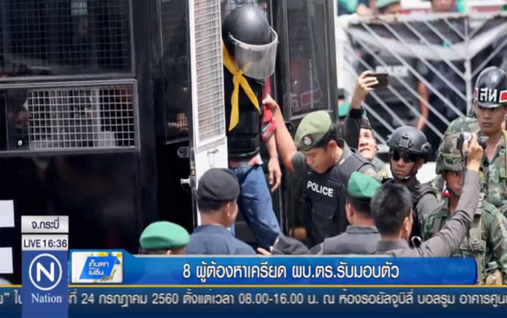 8 ผู้ต้องหาเครียด ผบ.ตร.รับมอบตัว 8 ผู้ต้องหาเครียด ผบ.ตร.รับมอบตัว