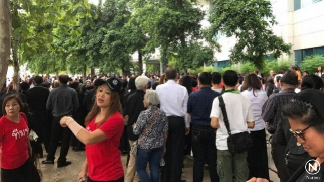 มวลชนแห่ให้กำลังใจ "ยิ่งลักษณ์" หน้าศาล