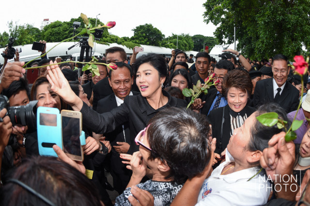 "ยิ่งลักษณ์" ร้องไห้ ซึ้ง มวลชนให้กำลังใจ