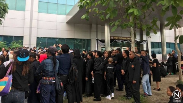 มวลชนแห่ให้กำลังใจ "ยิ่งลักษณ์" หน้าศาล