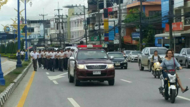 ชาวบ้าน ชื่นชม!! ผกก.แม่สาย นำ ตร.ทั้งโรงพัก วิ่งออกกำลังกาย