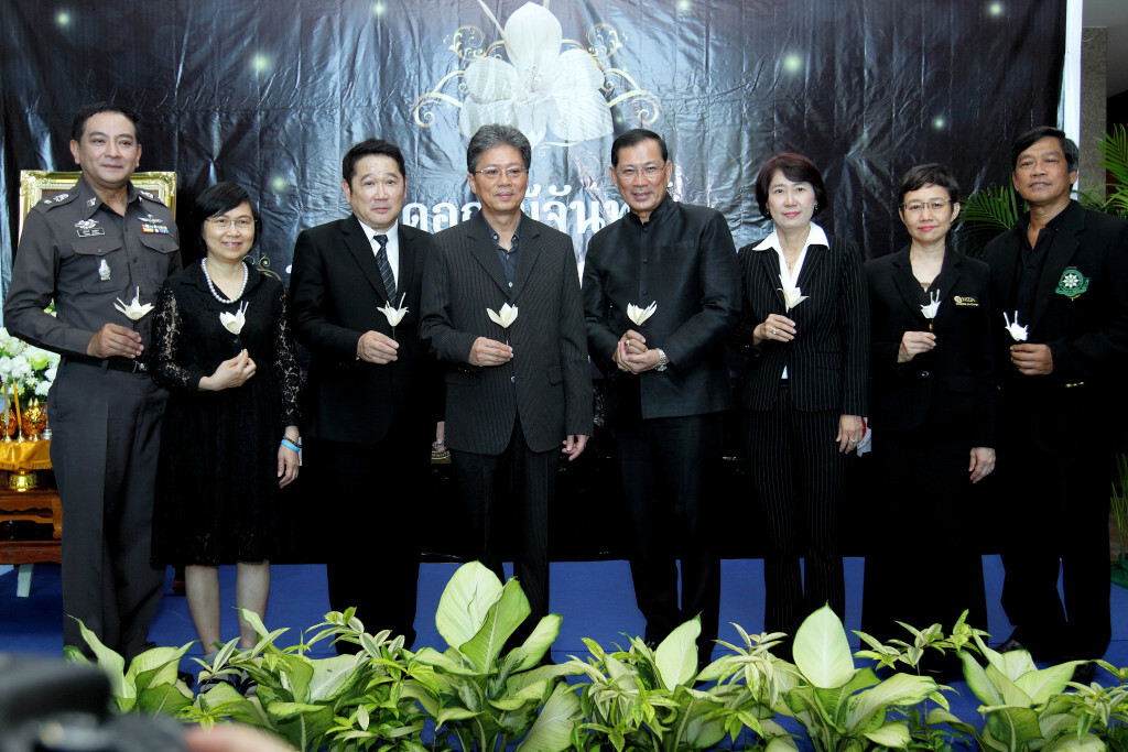 คณะรัฐประศาสนศาสตร์ (นิด้า) จัดโครงการ  "ดอกไม้จันทน์ ทำจากใจ ถวายพ่อหลวง"
