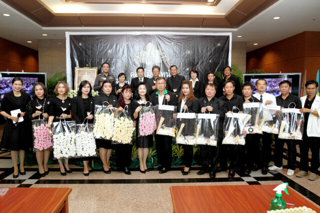 คณะรัฐประศาสนศาสตร์ (นิด้า) จัดโครงการ  "ดอกไม้จันทน์ ทำจากใจ ถวายพ่อหลวง"