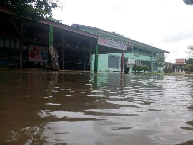 น้ำท่วมทับคล้อ ต้องปิดโรงเรียนชั่วคราว