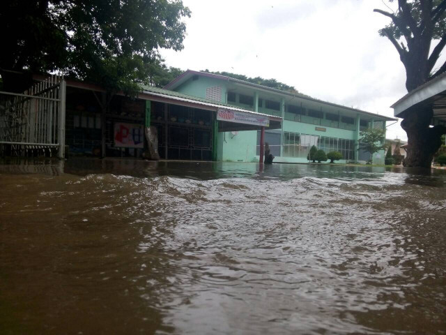 น้ำท่วมทับคล้อ ต้องปิดโรงเรียนชั่วคราว