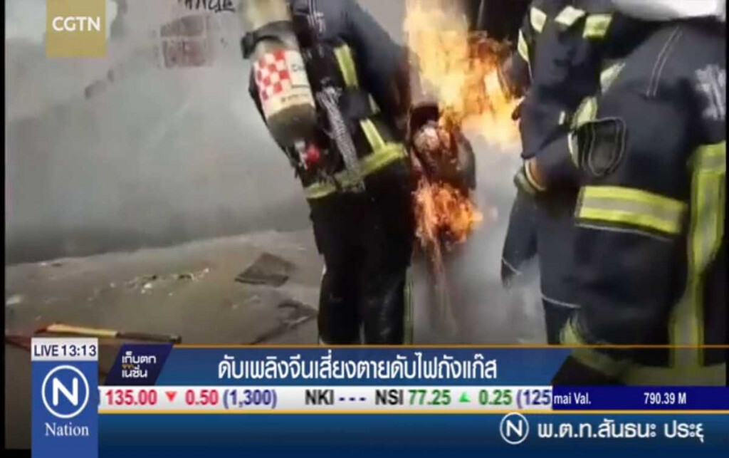 ดับเพลิงจีนเสี่ยงตายดับไฟถังแก๊ส ดับเพลิงจีนเสี่ยงตายดับไฟถังแก๊ส