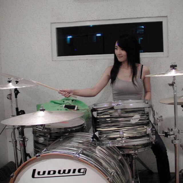 สุดเท่!! คุณหมอสาว ตีกลองในงานแต่งงานตัวเอง