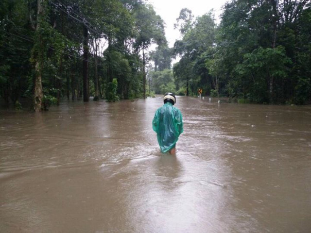พิษพายุ..น้ำป่าทะลัก  สั่งปิดน้ำตกห้วยหลวง จ.อุบลราชธานี
