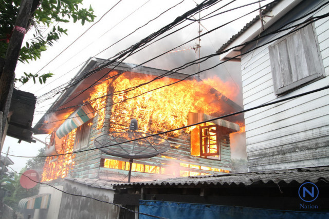 ไฟฟ้าลัดวงจร
ไฟไหม้บ้าน
หวิดวอดทั้งหลัง