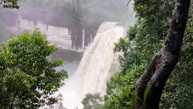 พิษพายุ..น้ำป่าทะลัก  สั่งปิดน้ำตกห้วยหลวง จ.อุบลราชธานี