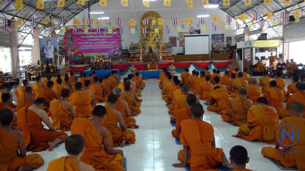 พระนวกะ สวดเจริญพระพุทธมนต์และเจริญจิตภาวนาถวายในหลวงรัชกาลที่10