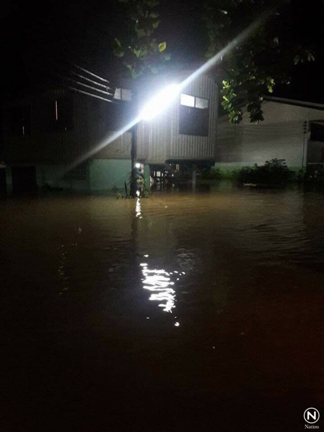 ฝนตกหนัก! น้ำป่าลงร.ร.บ้านน้ำปาด ต.ชมพู อ.เนินมะปราง