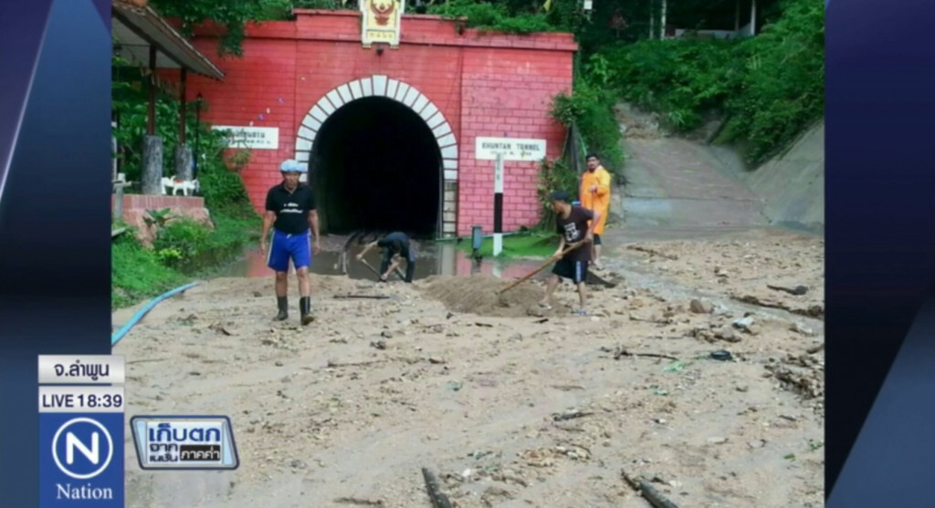ดินสไลด์ปิดทางรถไฟเข้าถ้ำขุนตาล ดินสไลด์ปิดทางรถไฟเข้าถ้ำขุนตาล