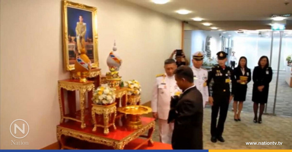 ผู้แทนพระองค์ ฯ มอบกระเช้าและเสื้อพระราชทานให้ รปภ.สุวรรณภูมิ ผู้แทนพระองค์ ฯ มอบกระเช้าและเสื้อพระราชทานให้ รปภ.สุวรรณภูมิ