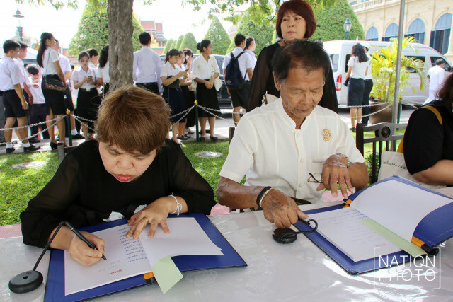 (ภาพชุด) พสกนิกรทั่วสารทิศเดินทางไปร่วมลงนามถวายพระพร สมเด็จพระเจ้าอยู่หัว