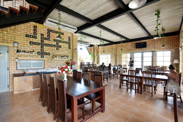 The old friends by lake and cottages ร้านอาหารสไตล์อังกฤษ ริมอ่างเก็บน้ำ โคราช