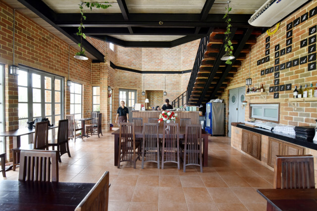The old friends by lake and cottages ร้านอาหารสไตล์อังกฤษ ริมอ่างเก็บน้ำ โคราช
